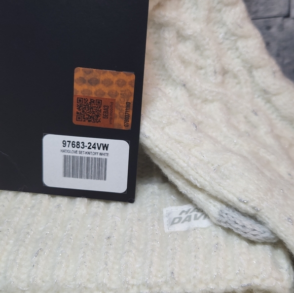 Harley- davidson White sparkly Knit Hat Gloves Set ( One Size ) - Picture 10 of 10